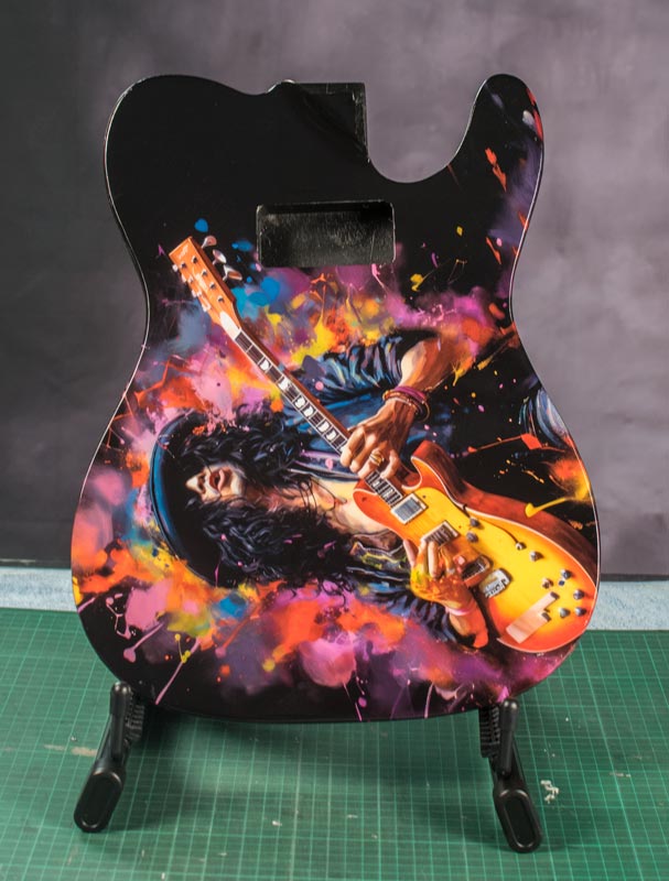 Slash-Gitarrenskin auf Telecaster-Gitarre installiert